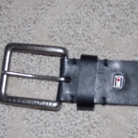 🔥2 for $10🔥 Tommy Hilfiger Black Leather Belt Size 44 - Picture 2 of 9